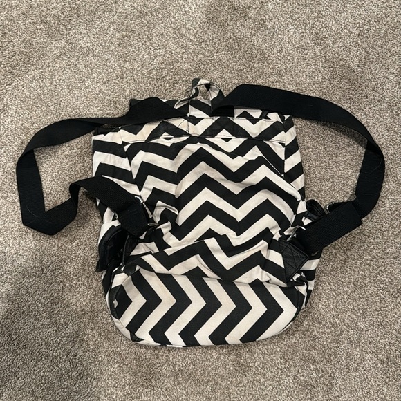 Black-and-white Chevron striped drawstring backpack - Picture 2 of 4